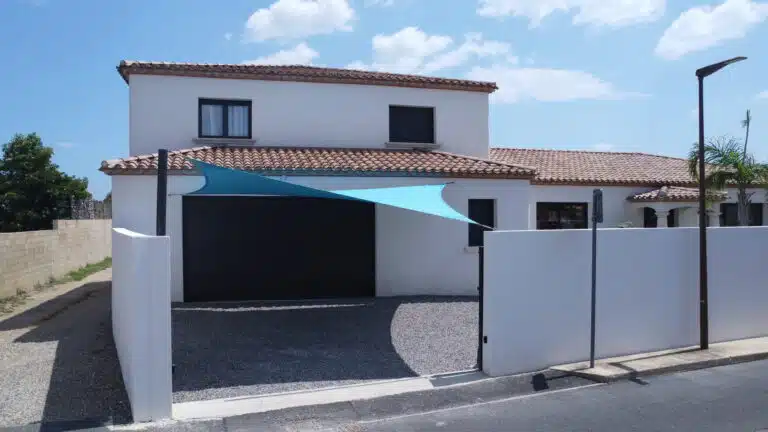 Carport Soltis 92 couleur lagon vu depuis la rue à Sérignan.
