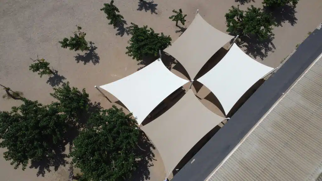 Vue verticale des voiles d’ombrage Soltis 92 installées au centre Mer et Soleil à Valras.