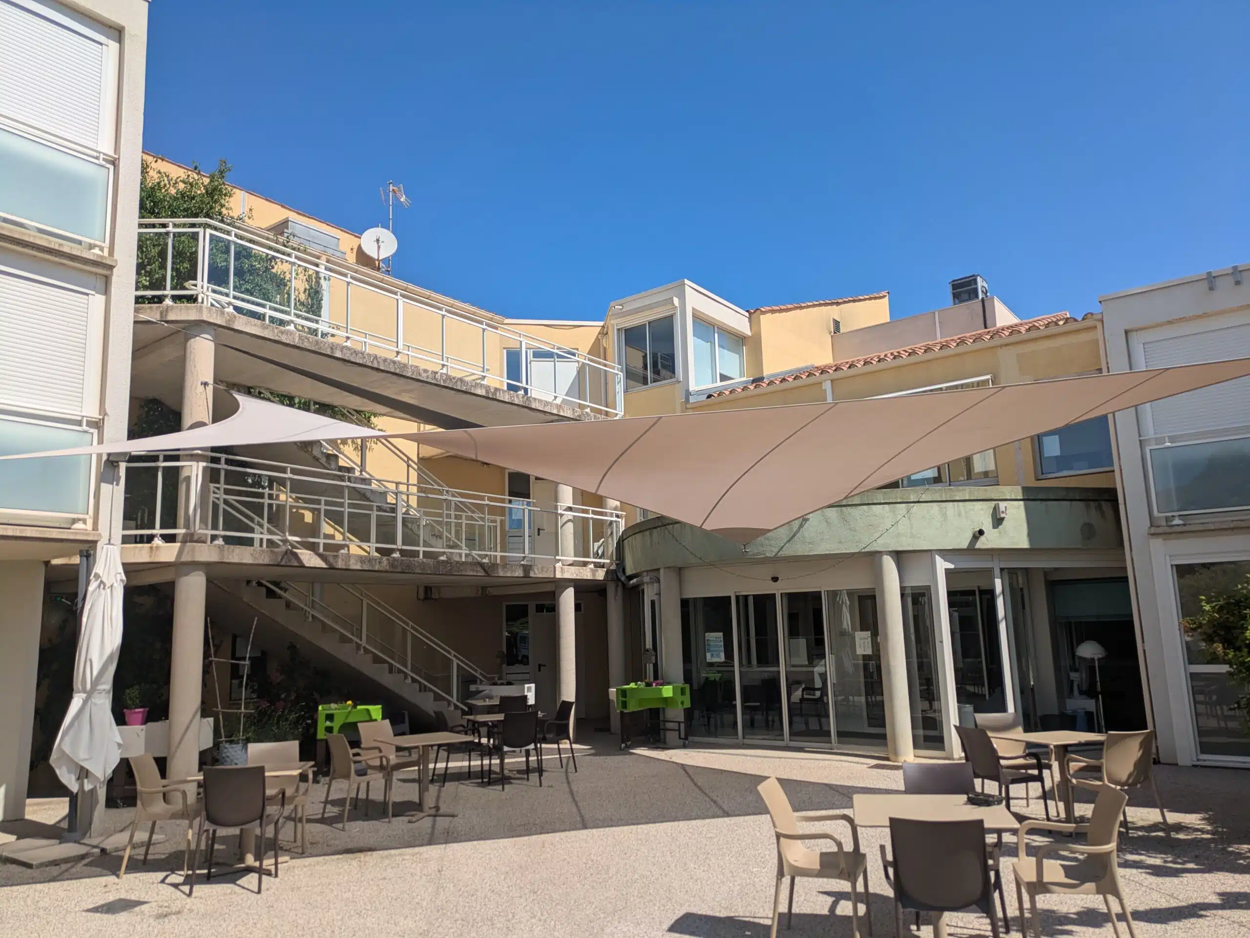 Voiles d’ombrage Soltis 86 bronze et nuage installées à la maison de retraite Monplaisir à Saint-Pargoire.