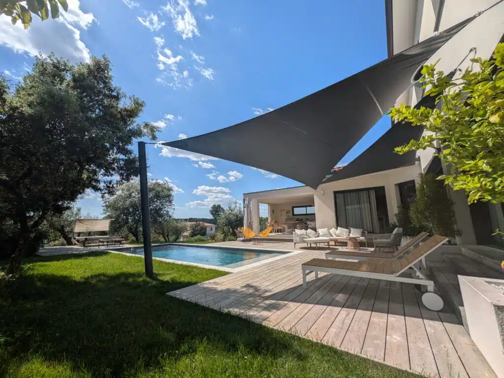 Terrasse avec voiles d’ombrage croisés couleur anthracite Soltis 92 à Montferrier.