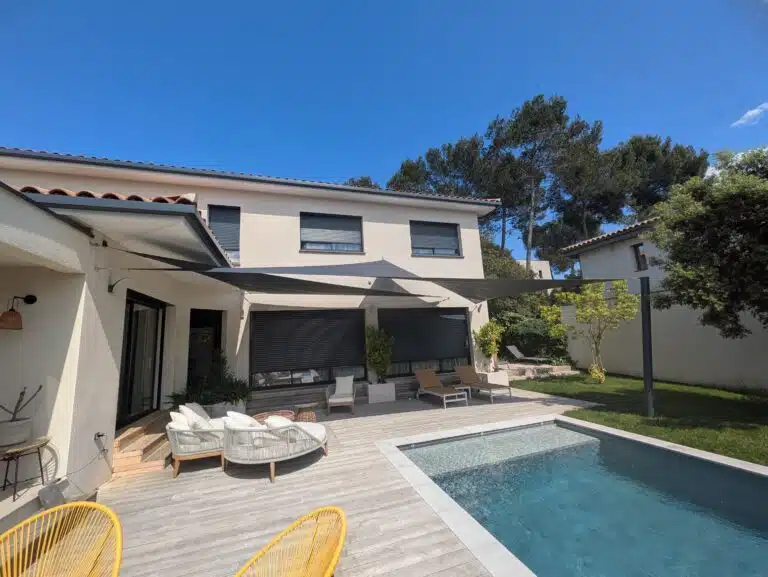 Croisé de voiles Soltis 92 anthracite devant une maison moderne à Montferrier.