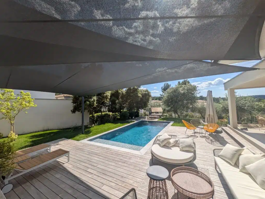 Terrasse ombragée par un croisé de voiles Soltis 92 anthracite à Montferrier-sur-Lez.