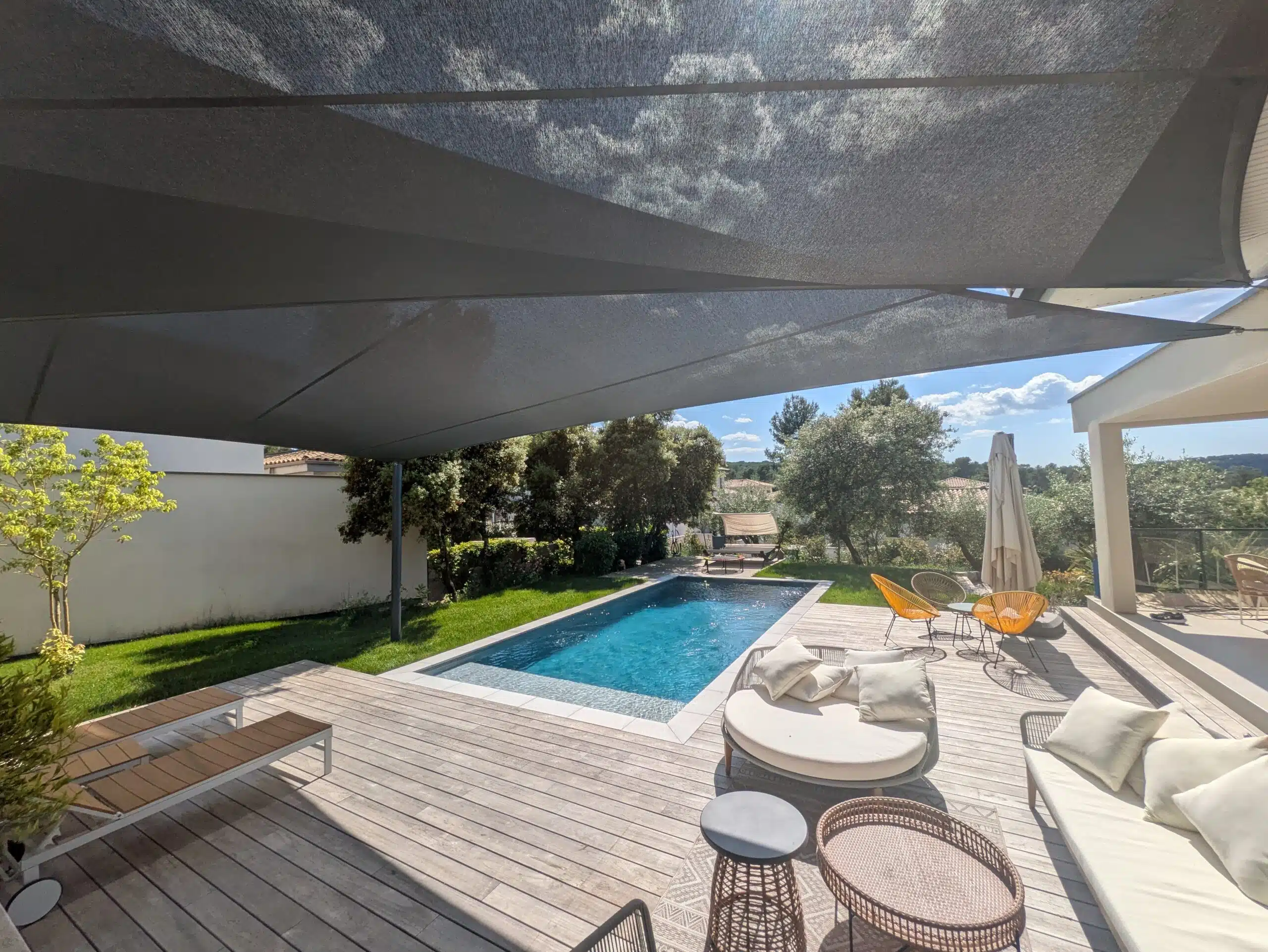 Terrasse ombragée par un croisé de voiles Soltis 92 anthracite à Montferrier-sur-Lez.