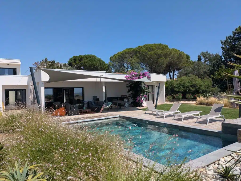 Terrasse avec piscine et voile d’ombrage 6 pointes Soltis 92 vert de gris à Mèze, étang de Thau.